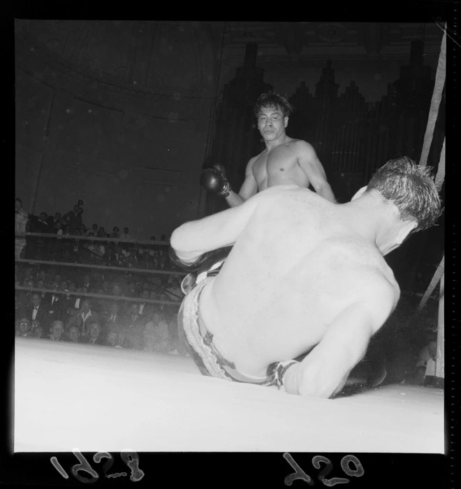 Tuna Scanlan versus Charlie Beaton, boxing match at Wellington Town Hall