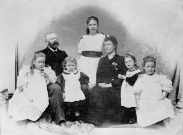 Image: Annie and Harold Beauchamp and their five children, including Kathleen (Katherine Mansfield)