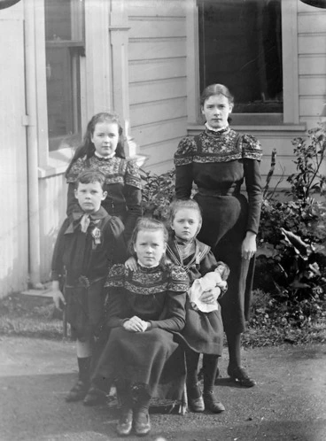 Image: Bell, Vera Margaret, 1885-1974 :Photograph of Katherine Mansfield with her siblings