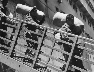 Image: Members of the Maori Battalion disembarking a troopship on their return from overseas service during World War II