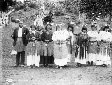 Image: Group of poi dancers, Parihaka, 1890s