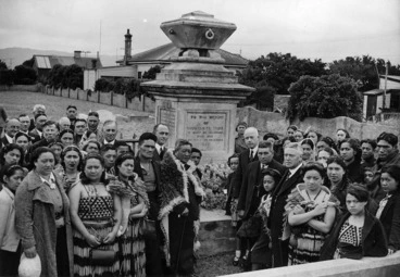 Image: Group of mourners at the grave of Honiana Te Puni, Petone, Wellington