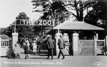 Image: Smith, Sydney Charles, 1888-1972 :Postcard of entrance to Wellington Zoological Gardens