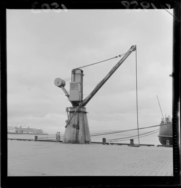 Image: Hydraulic crane, Queen's Wharf, Wellington