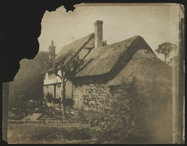 Image: House with thatched roof, Britain