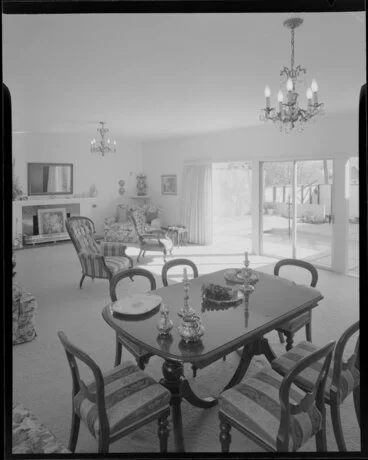 Image: Dining room and lounge of the Day house