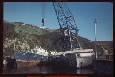 Image: Launch Marlyn being lifted by floating crane Hikitia, Wellington
