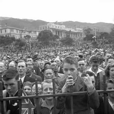 Image: VE Day crowds at Parliament