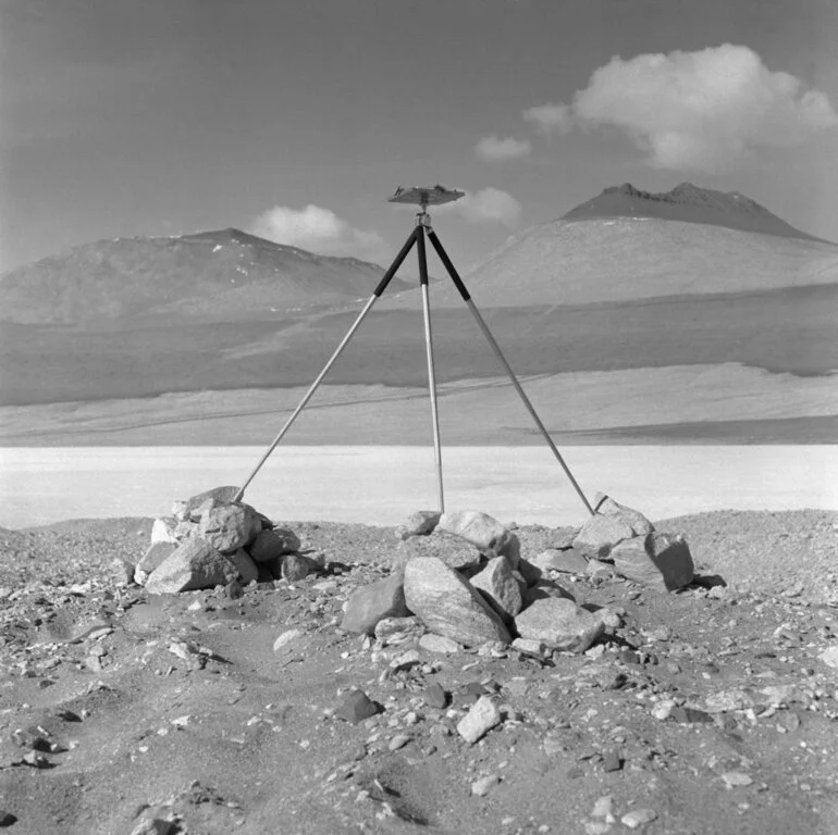 Image: Arrangement for exposing culture plate to the wind for windborne spores on the shores of Lake Vida