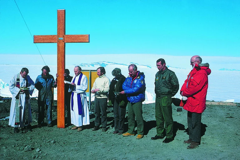 Image: Dedication of the Erebus memorial