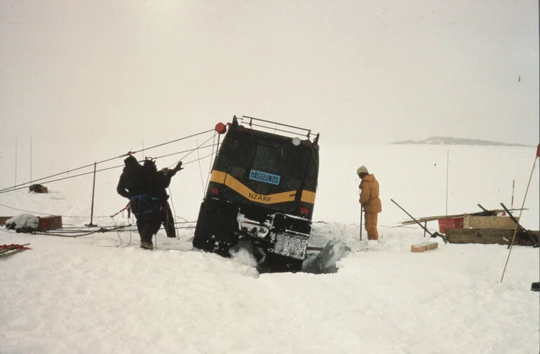 Image: Reovering Hagglunds from crevasse