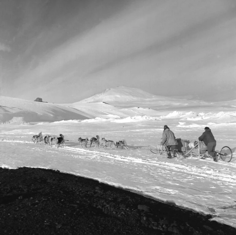 Image: Dog team sets out to find route up Skelton Glacier to Polar Plateau