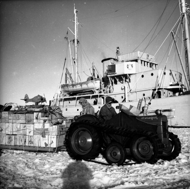 Image: Uploading of stores from 'Endeavour' in McMurdo Sound