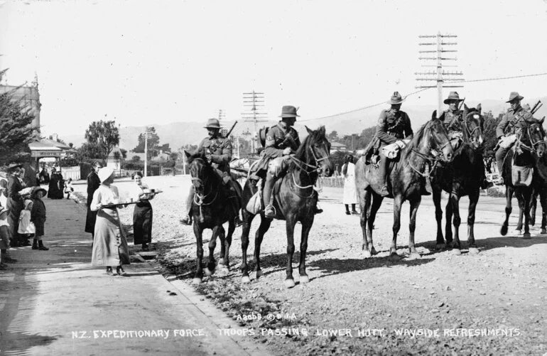 Image: New Zealand Expeditionary Force : troops being offered refreshments