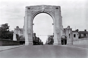 Image: The Bridge of Remembrance with Cashel Street in the background