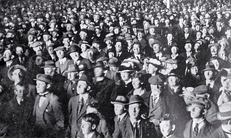 Image: A portion of the crowd awaiting the result of the 1919 election, the results being displayed by lantern on a board in Christchurch