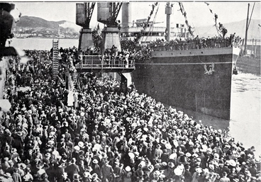 Image: The departure of the 17th reinforcements and Maori details to join the ANZACs from Wellington : the transport clears the wharf.