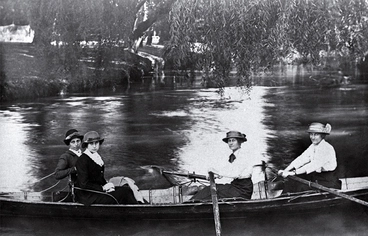 Image: Women rowing on the Avon River, Christchurch