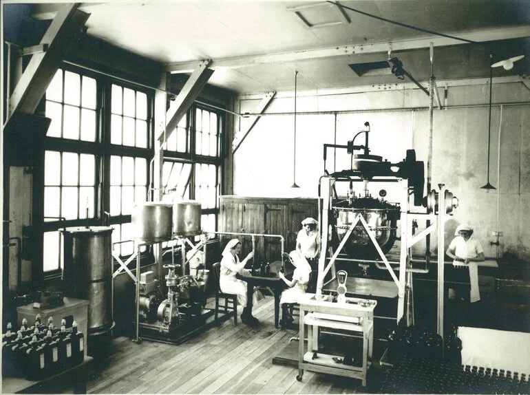 Image: Glaxo Laboratories (NZ). Pharmaceuticals packing room, Bunnythorpe, 1941