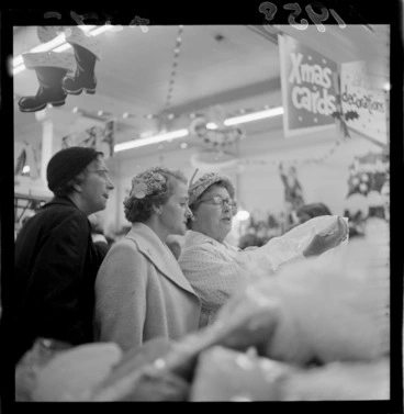 Image: Christmas shoppers, Wellington