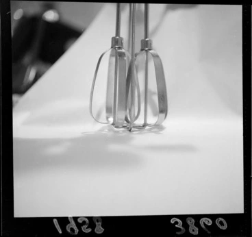 Image: Picture puzzle, egg beater