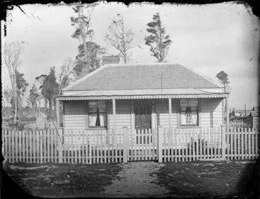 Image: Small single storied wooden house with front verandah, Whanganui