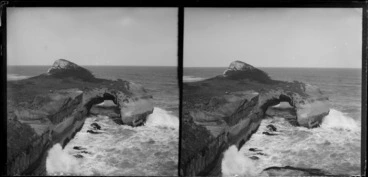 Image: Rock arch and waves at Tunnel Beach, Otago Region