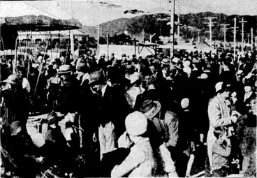 Image: JCvcniiiK Tost" riioto. BEACH CARNIVAL AT PETONE.Â—Fine weather during the weekend brought out a big crowd for the beach carnival on the foreshore at Pelonc, (Evening Post, 02 April 1934)