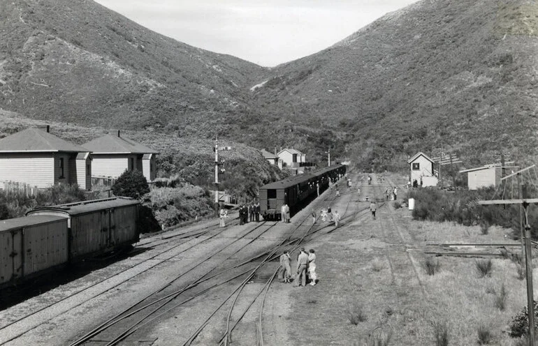 Image: Summit station; Taita Central School excursion train - September 1955.