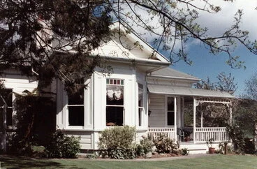 Image: House, Whiteman's Valley Road; Whitemans' villa.