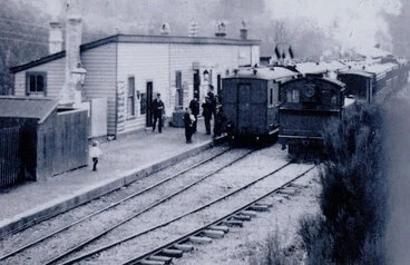 Image: Kaitoke railway station; trains crossing, 1901.