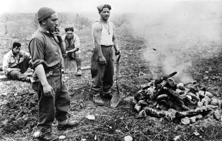 Image: A hangi in Italy, 1944