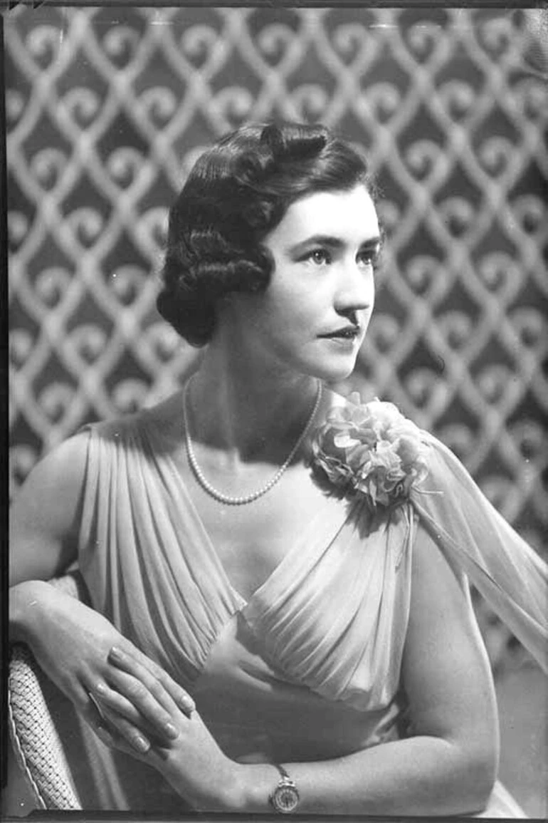 Image: Half portrait of Miss Bayliss modelling for Milne and Choyce