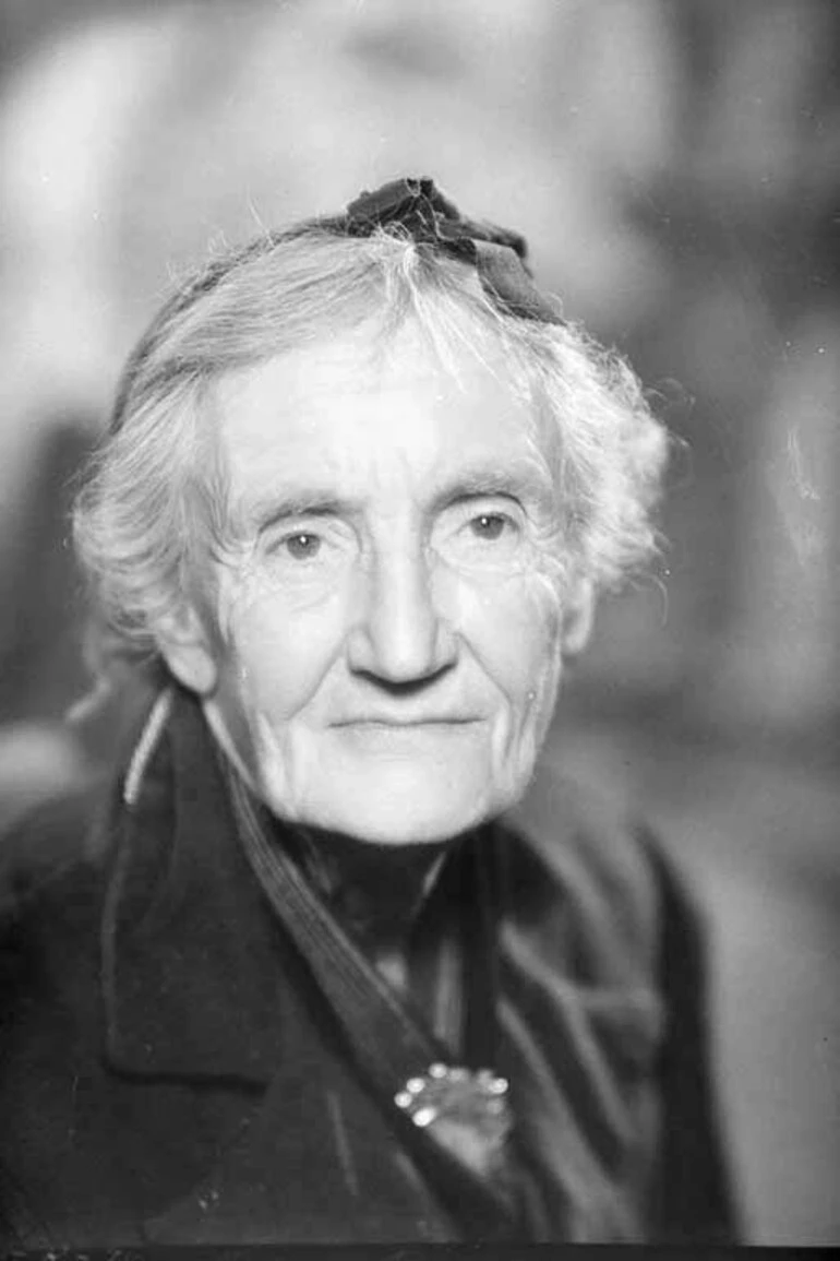Image: 1/4 portrait of E G Rutherford