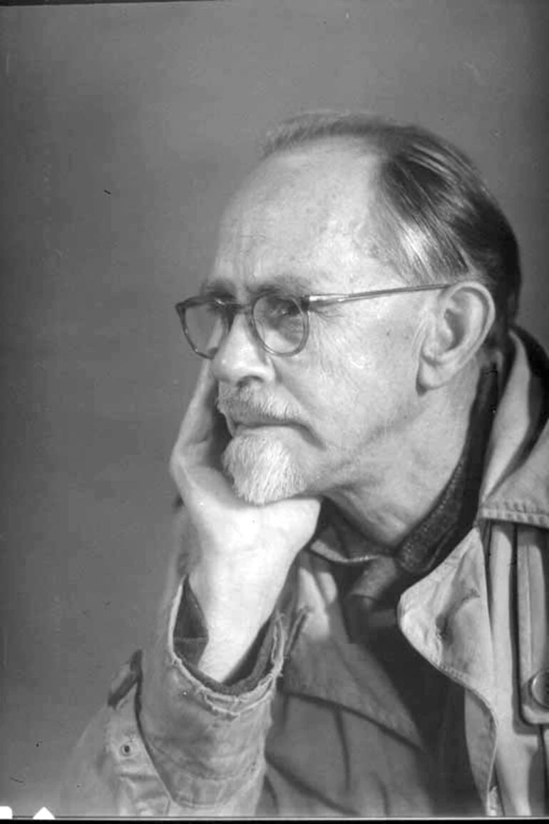 Head and shoulders portrait of Frank Sargeson Image: Head and shoulders portrait of Frank Sargeson