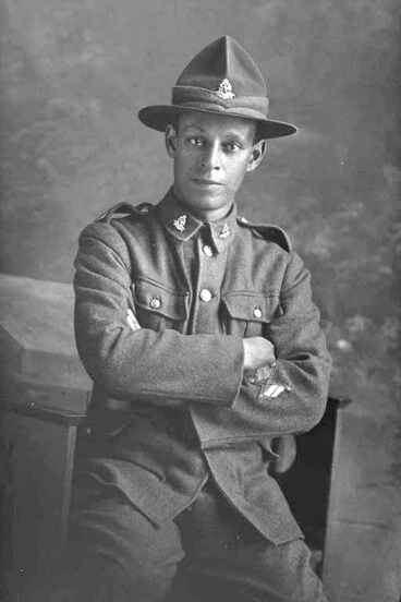 Image: 3/4 portrait of Private George Spencer Hyatt, Reg no. 52046, Specialists Company - Signal Section, 29th Reinforcements, wearing crossed flags patch signifying Assistant Instructor in Signalling