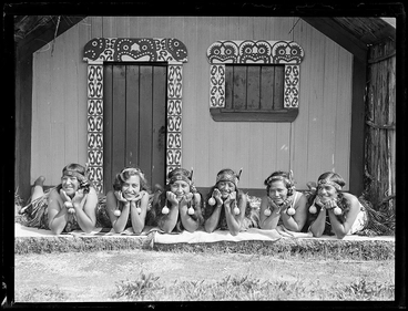 Image: Maori girls, Rotorua, with poi