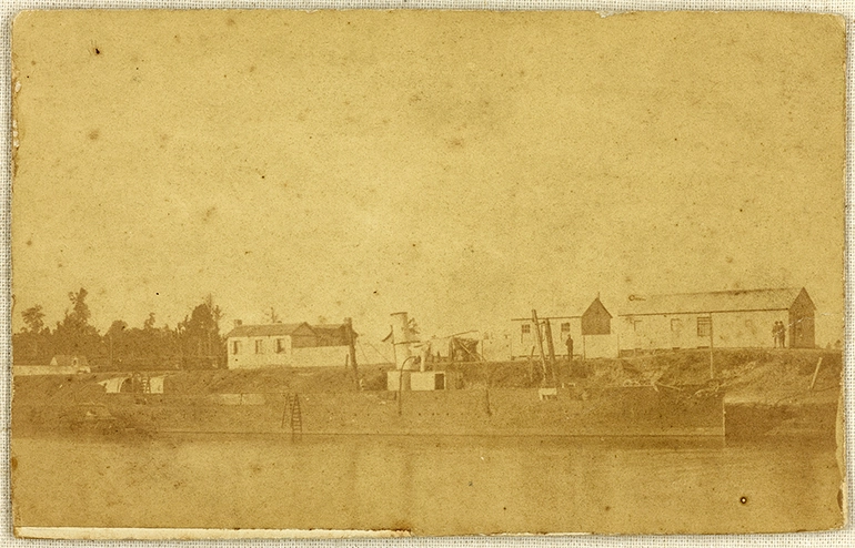 Image: Showing a paddle steamer, built in Sydney, in the Waikato River
