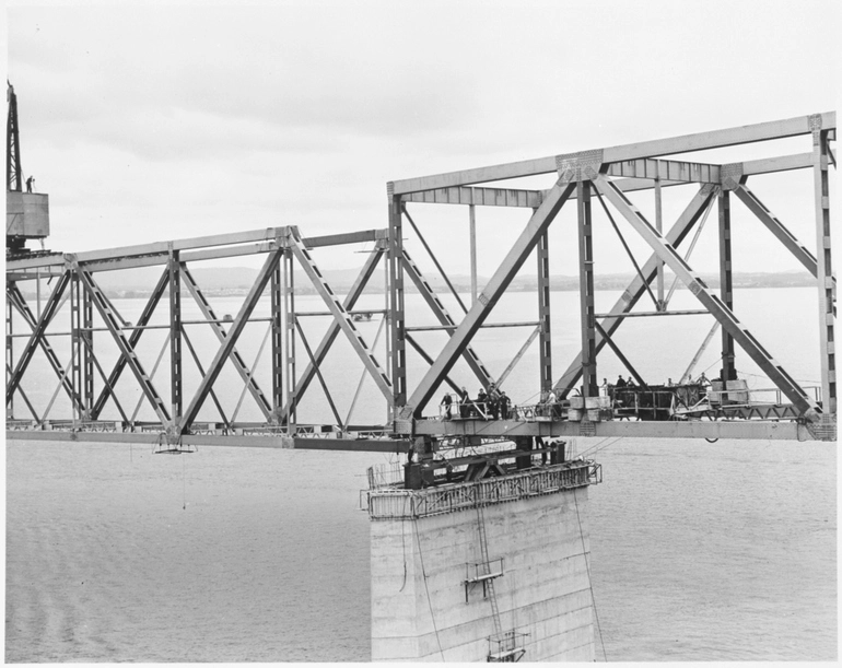 Image: Auckland Harbour Bridge under construction