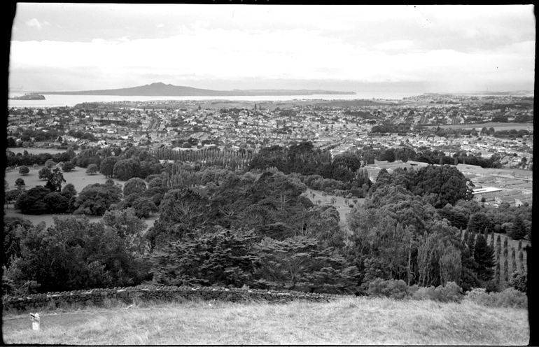 Image: One Tree Hill, looking north