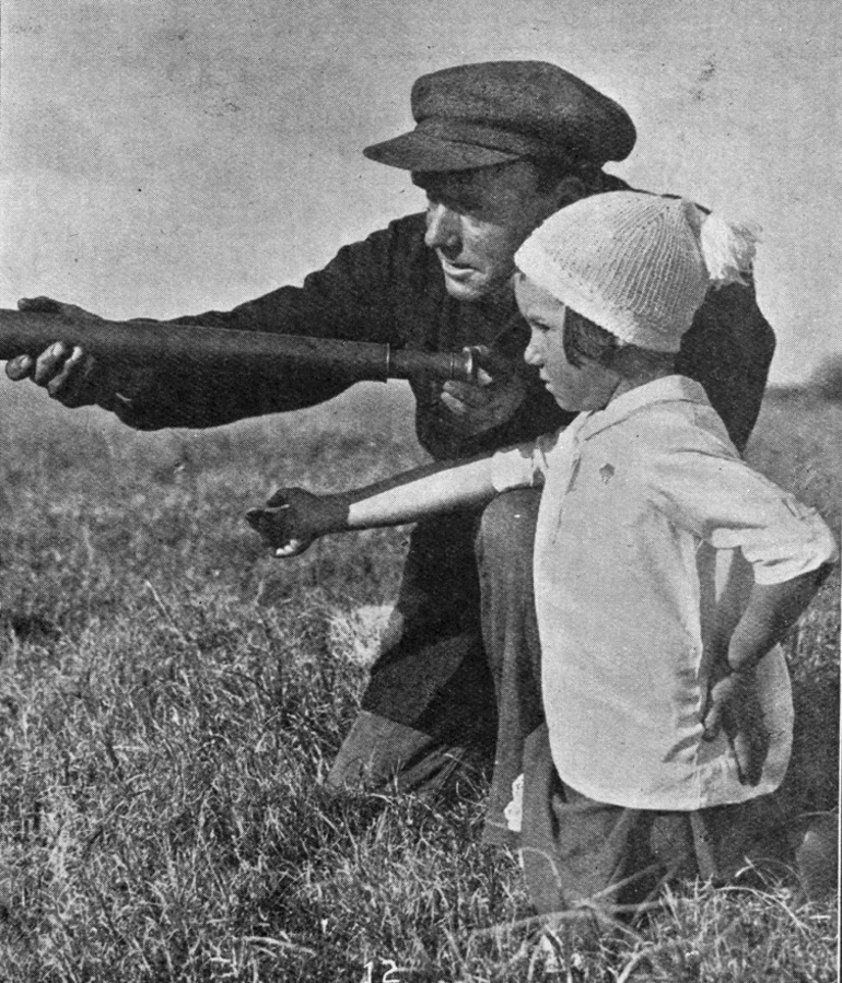 Image: Chief keeper Livingstone and his little daughter Jane