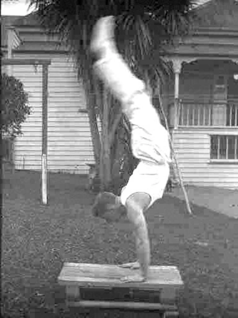 Image: Showing a stereoscopic view of a man in singlet, trousers,....