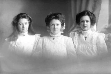 Image: Three women in the May group 1910