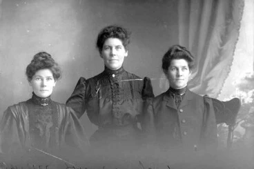 Image: three women in the Orr group 1910
