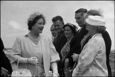 Image: Queen Elizabeth The Queen Mother arrives at Whenuapai