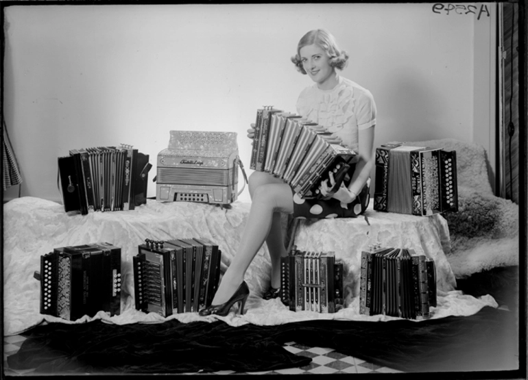 Image: Full length portrait of a model for Atwaters Limited 1940