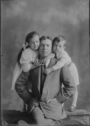 Image: Mr Arthur and children 1911