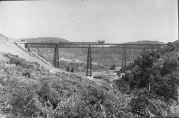 Image: Train crossing the Waiteti Viaduct near Te Kuiti, 1888-1890?