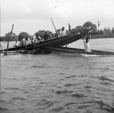 Image: Maori canoes at Mercer Regatta, 1905