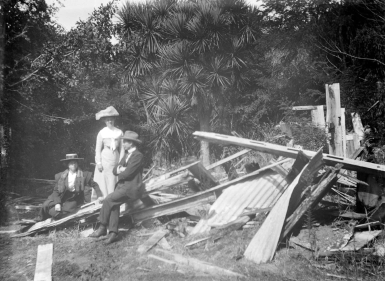 Image: The ruins of the Minister's house, Wairoa 1902